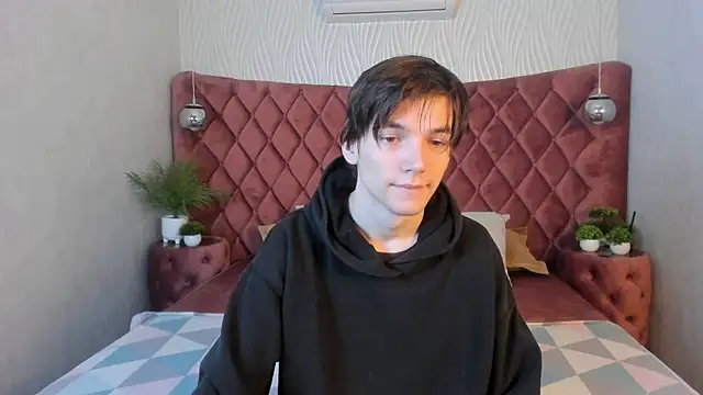 Snapshot of alfred_joness chatting on 10.31.25 alfred joness online show from 10.31.25