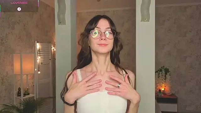 Snapshot of ReneeLippeatt chatting on 10.19.25 ReneeLippeatt online show from 10.19.25