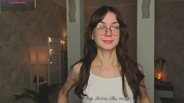 Snapshot of ReneeLippeatt chatting on 10.24.25 ReneeLippeatt online show from 10.24.25