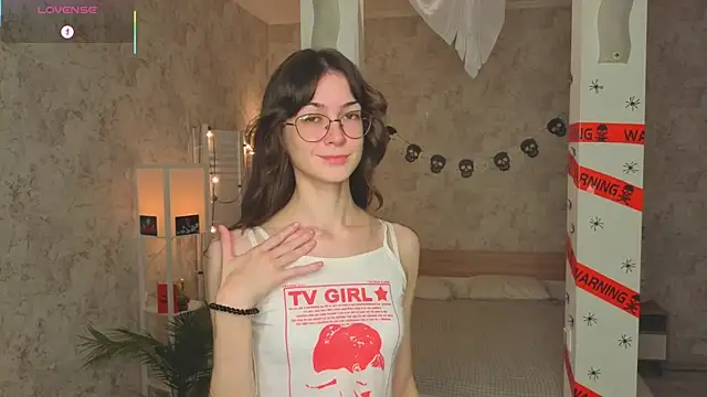 Snapshot of ReneeLippeatt chatting on 10.29.25 ReneeLippeatt online show from 10.29.25