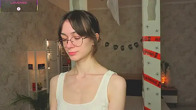 Snapshot of ReneeLippeatt chatting on 10.30.25 ReneeLippeatt online show from 10.30.25