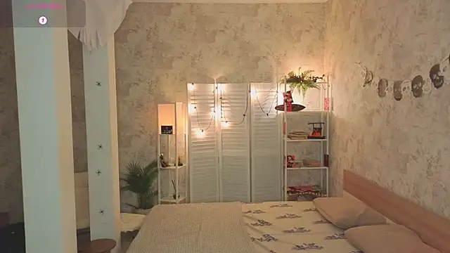 Snapshot of ReneeLippeatt chatting on 11.02.25 ReneeLippeatt online show from 11.02.25