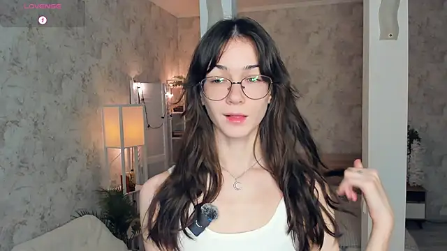 Snapshot of ReneeLippeatt chatting on 11.08.25 ReneeLippeatt online show from 11.08.25