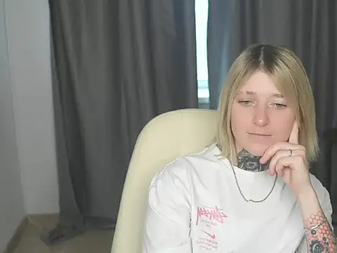 Snapshot of CoraleeStille chatting on 09.21.25 CoraleeStille online show from 09.21.25