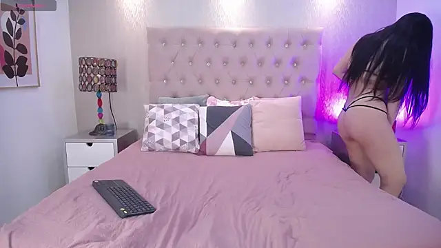 Snapshot of EmilyCley chatting on 10.02.25 EmilyCley online show from 10.02.25