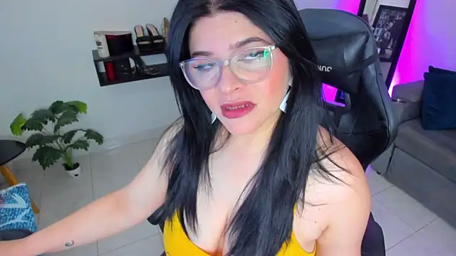 Snapshot of Miel_82 chatting on 09.26.25 Miel 82 online show from 09.26.25