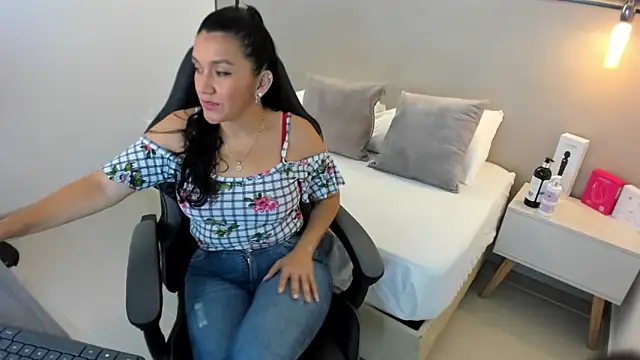 Snapshot of zoee_zi chatting on 09.26.25 zoee zi online show from 09.26.25