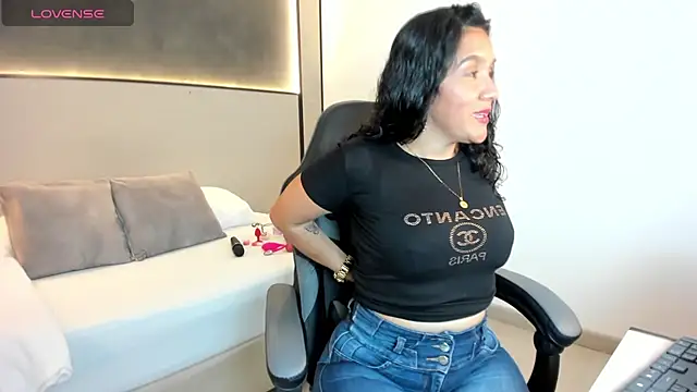 Snapshot of zoee_zi chatting on 10.13.25 zoee zi online show from 10.13.25