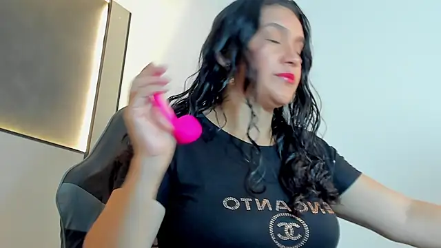 Snapshot of zoee_zi chatting on 10.15.25 zoee zi online show from 10.15.25