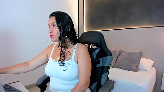 Snapshot of zoee_zi chatting on 10.16.25 zoee zi online show from 10.16.25