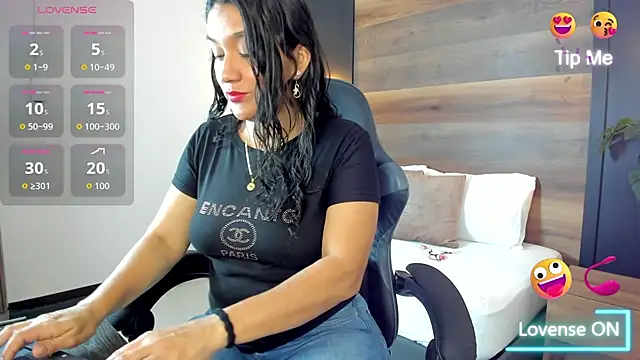 Snapshot of zoee_zi chatting on 10.20.25 zoee zi online show from 10.20.25