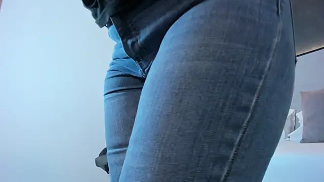 Snapshot of zoee_zi chatting on 10.24.25 zoee zi online show from 10.24.25