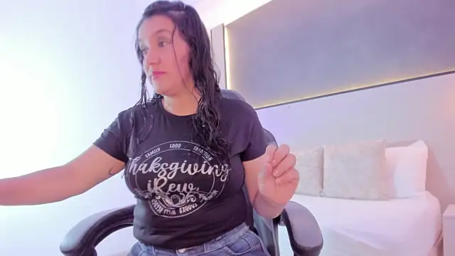 Snapshot of zoee_zi chatting on 11.06.25 zoee zi online show from 11.06.25