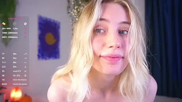 Snapshot of HoneyRay chatting on 10.31.25 HoneyRay online show from 10.31.25