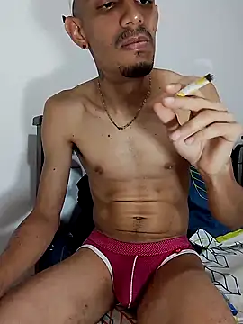 Snapshot of LATINO27CM chatting on 10.03.25 LATINO27CM online show from 10.03.25