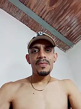 Snapshot of LATINO27CM chatting on 10.07.25 LATINO27CM online show from 10.07.25