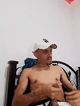 Snapshot of LATINO27CM chatting on 10.08.25 LATINO27CM online show from 10.08.25