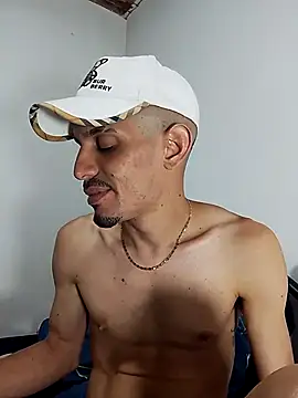 Snapshot of LATINO27CM chatting on 10.15.25 LATINO27CM online show from 10.15.25