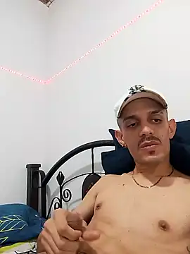 Snapshot of LATINO27CM chatting on 10.17.25 LATINO27CM online show from 10.17.25