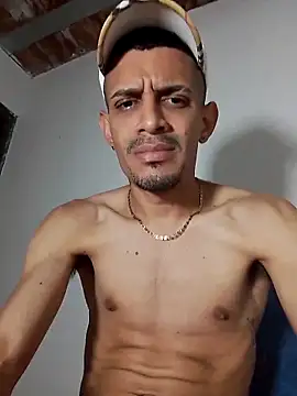 Snapshot of LATINO27CM chatting on 10.26.25 LATINO27CM online show from 10.26.25