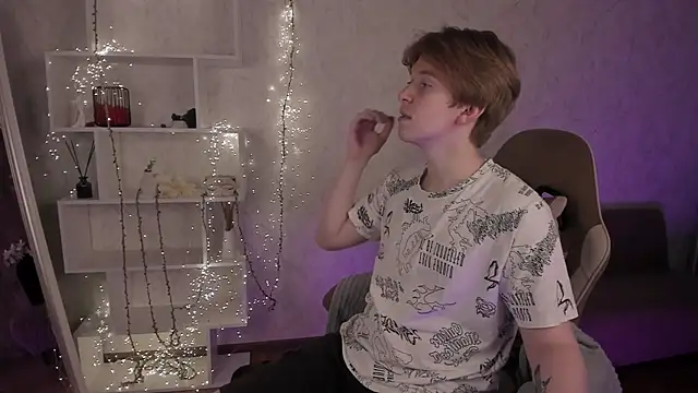 Snapshot of Vincent_Pots chatting on 10.04.25 Vincent Pots online show from 10.04.25