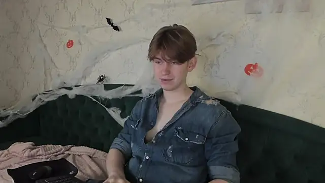 Snapshot of Vincent_Pots chatting on 10.18.25 Vincent Pots online show from 10.18.25