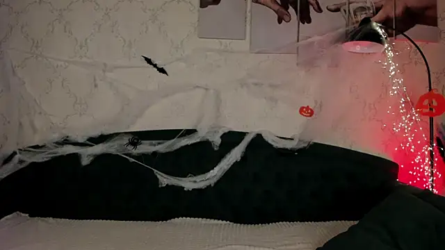 Snapshot of Vincent_Pots chatting on 10.25.25 Vincent Pots online show from 10.25.25