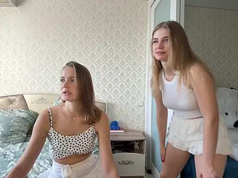 twoflowersshy online show from 10.04.25