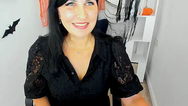 Snapshot of Moon_Veloure1 chatting on 10.22.25 Moon Veloure1 online show from 10.22.25
