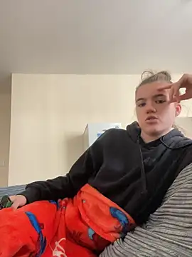 Snapshot of Lucy-XXX- chatting on 10.04.25 Lucy-XXX- online show from 10.04.25