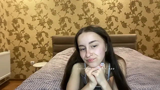 Snapshot of RiriLovesYouu chatting on 10.19.25 RiriLovesYouu online show from 10.19.25