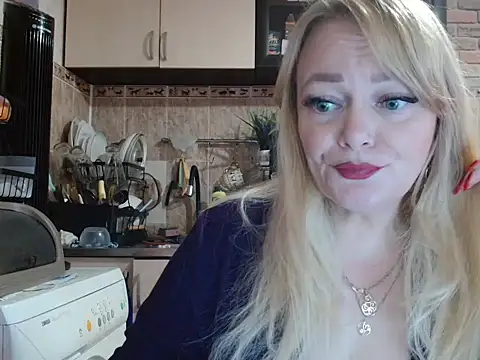 Snapshot of Sweet-blonde chatting on 10.06.25 Sweet-blonde online show from 10.06.25