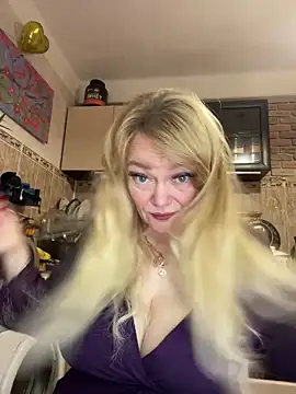 Snapshot of Sweet-blonde chatting on 10.10.25 Sweet-blonde online show from 10.10.25