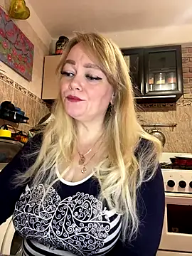 Snapshot of Sweet-blonde chatting on 10.14.25 Sweet-blonde online show from 10.14.25