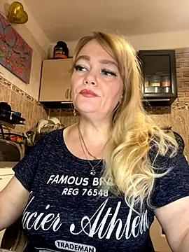 Snapshot of Sweet-blonde chatting on 10.17.25 Sweet-blonde online show from 10.17.25