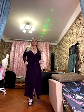 Snapshot of Sweet-blonde chatting on 10.28.25 Sweet-blonde online show from 10.28.25