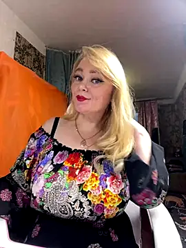 Snapshot of Sweet-blonde chatting on 11.06.25 Sweet-blonde online show from 11.06.25