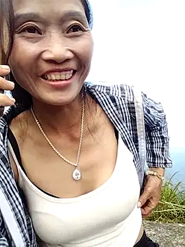 Snapshot of abigail-00 chatting on 11.04.25 abigail-00 online show from 11.04.25