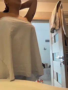 AylinHazellx online show from 10.24.25