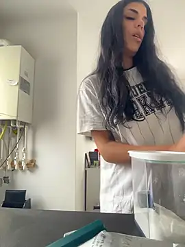 AylinHazellx online show from 10.26.25