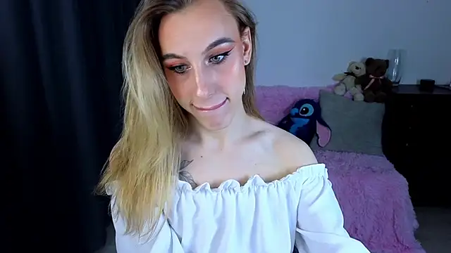 Snapshot of MiraBella10 chatting on 10.19.25 MiraBella10 online show from 10.19.25