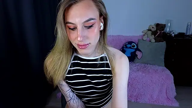 Snapshot of MiraBella10 chatting on 10.22.25 MiraBella10 online show from 10.22.25