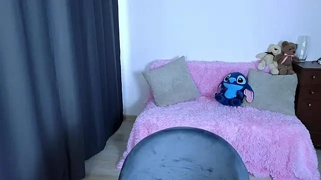 Snapshot of MiraBella10 chatting on 10.23.25 MiraBella10 online show from 10.23.25