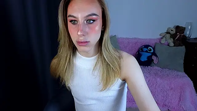 Snapshot of MiraBella10 chatting on 10.24.25 MiraBella10 online show from 10.24.25