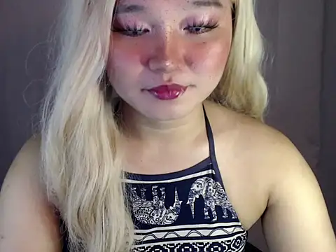 Snapshot of Eyes-on-me chatting on 10.21.25 Eyes-on-me online show from 10.21.25