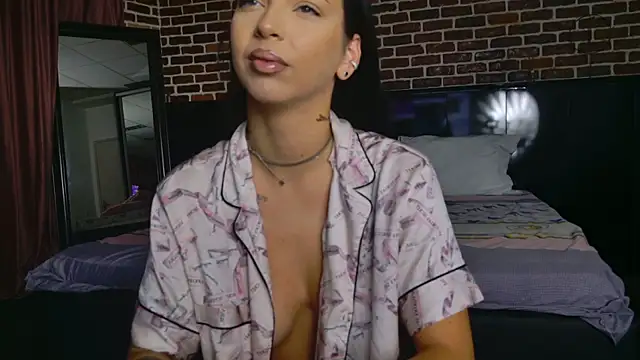 Snapshot of MeganSin_ chatting on 10.05.25 MeganSin  online show from 10.05.25