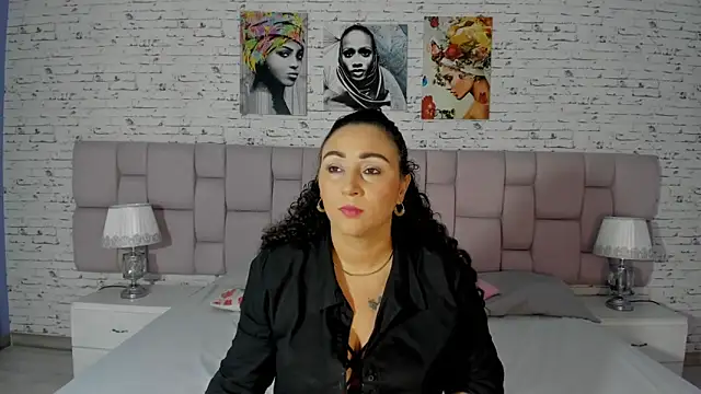 Snapshot of VaniaRose chatting on 10.23.25 VaniaRose online show from 10.23.25