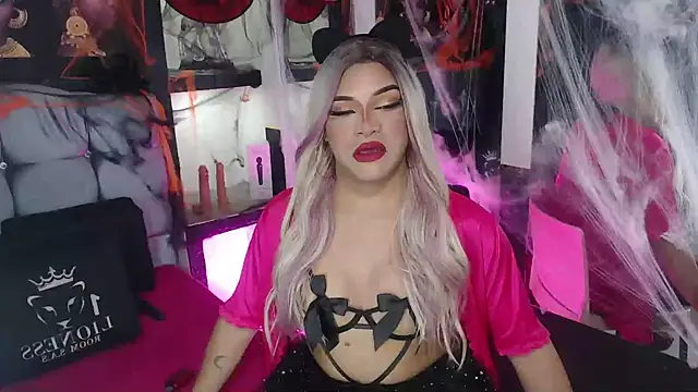 Snapshot of Sophia_hott01 chatting on 10.28.25 Sophia hott01 online show from 10.28.25