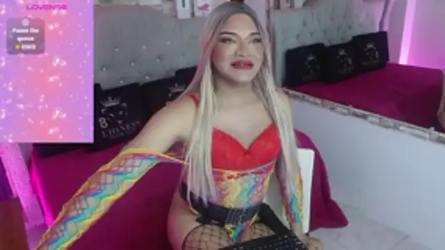 Sophia hott01 online show from 12.22.25