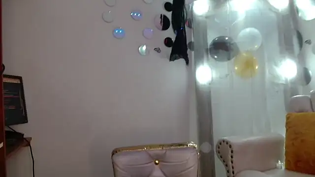 Snapshot of Nina_Roser chatting on 10.21.25 Nina Roser online show from 10.21.25